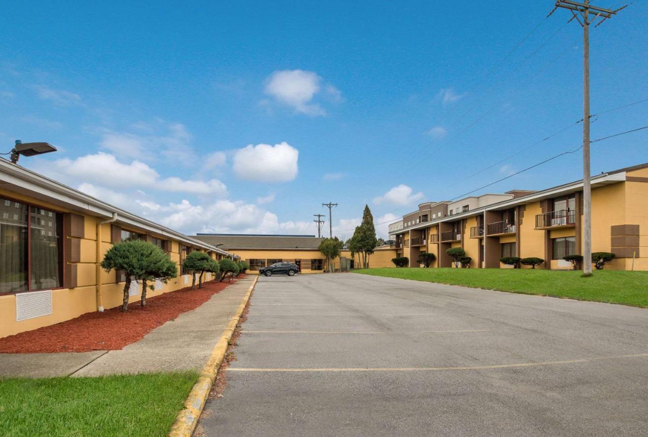 Suburban Studios Buffalo Airport Cheektowaga Exterior photo